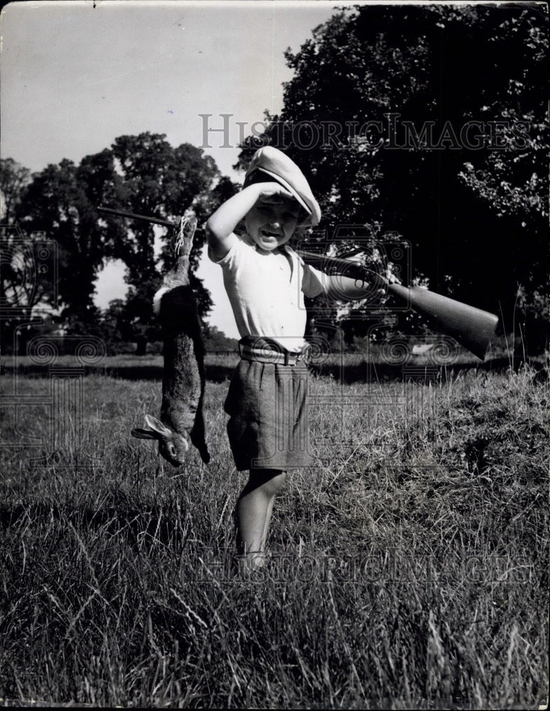 Press Photo 6 yr Old Goes Hunting-Gets Rabbit In Ingatestone, Essex UK - Historic Images