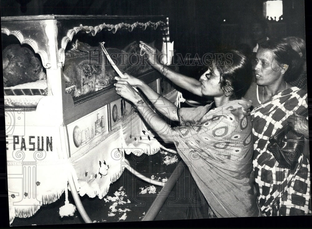 Body Of St Francis Xavier Pilgrim Visitors India-Historic Images