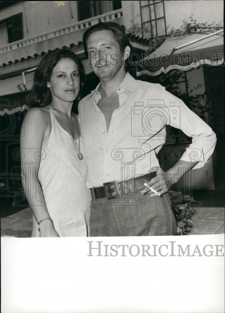 1975 Press Photo Man &amp; Woman Standing Together - Historic Images