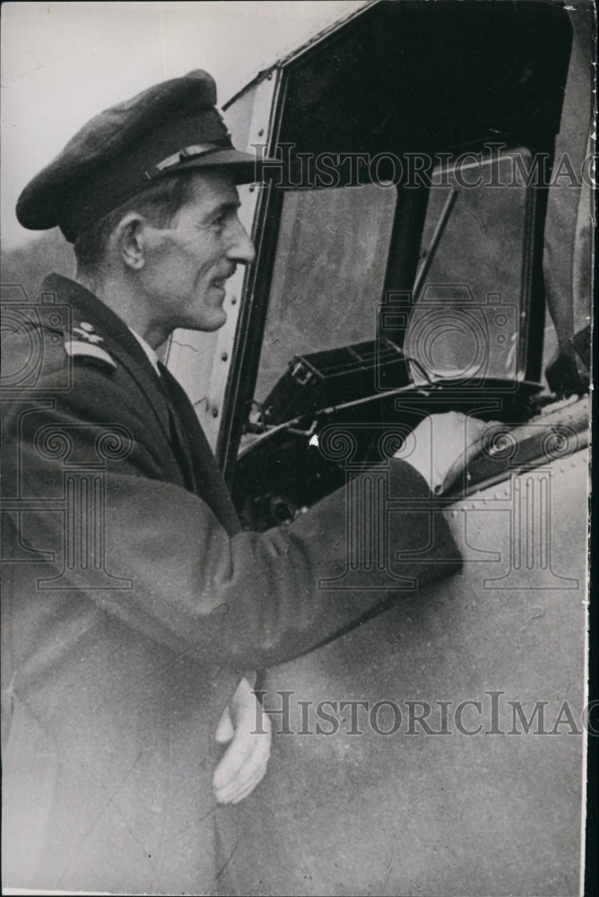 Press Photo Man Looking In Cockpit - Historic Images