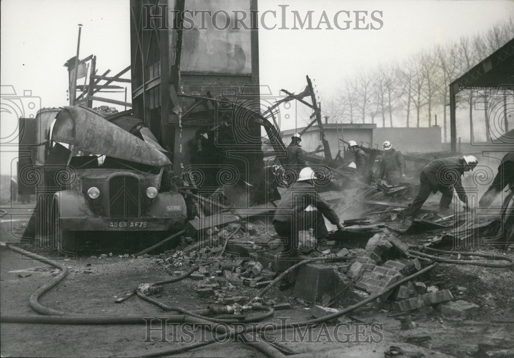 1952 Furniture factory Cozette at Bobigny burned down - Historic Images