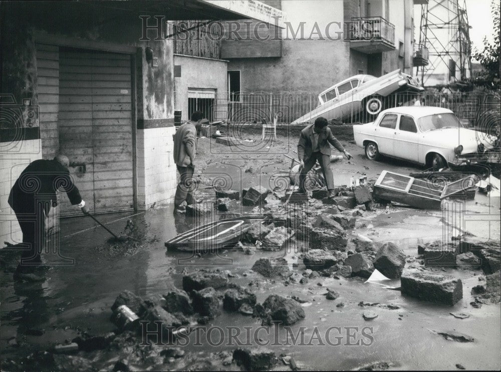 1965 Press Photo Damage in Rome from Torrential rainstorms- Historic Images