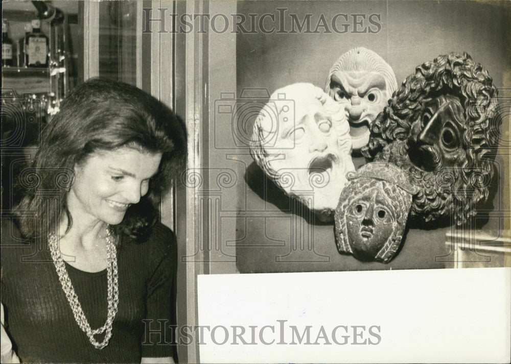 Press Photo Jacqueline Onassis In Art Gallery - Historic Images