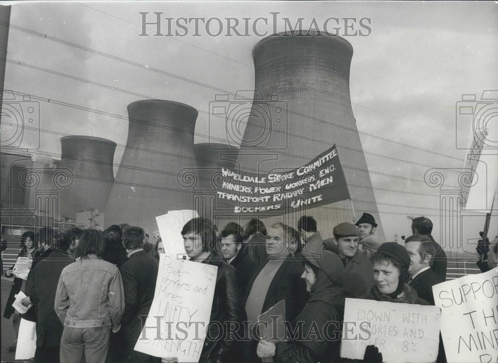 1972 Miners March and demonstrate at Ferrybridge power station Yorks-Historic Images