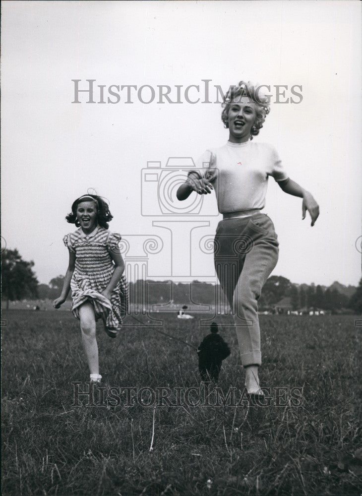 Press Photo 22 Yr Old Carple And Coura Sister Are Best Friends - Historic Images