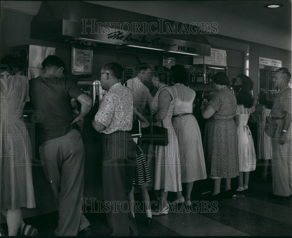 Visitors Crowd Snack Bar Top Empire State Building  - Historic Images