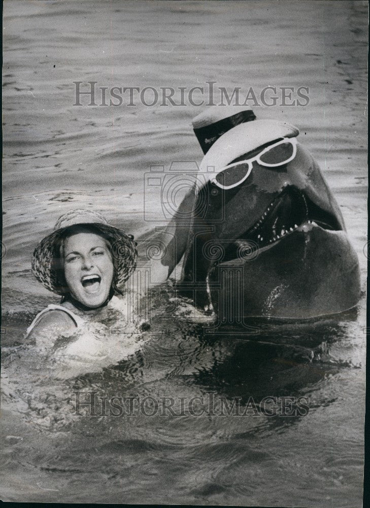 Press Photo Sandra Has A Whale Of a Pet - KSG03957 - Historic Images