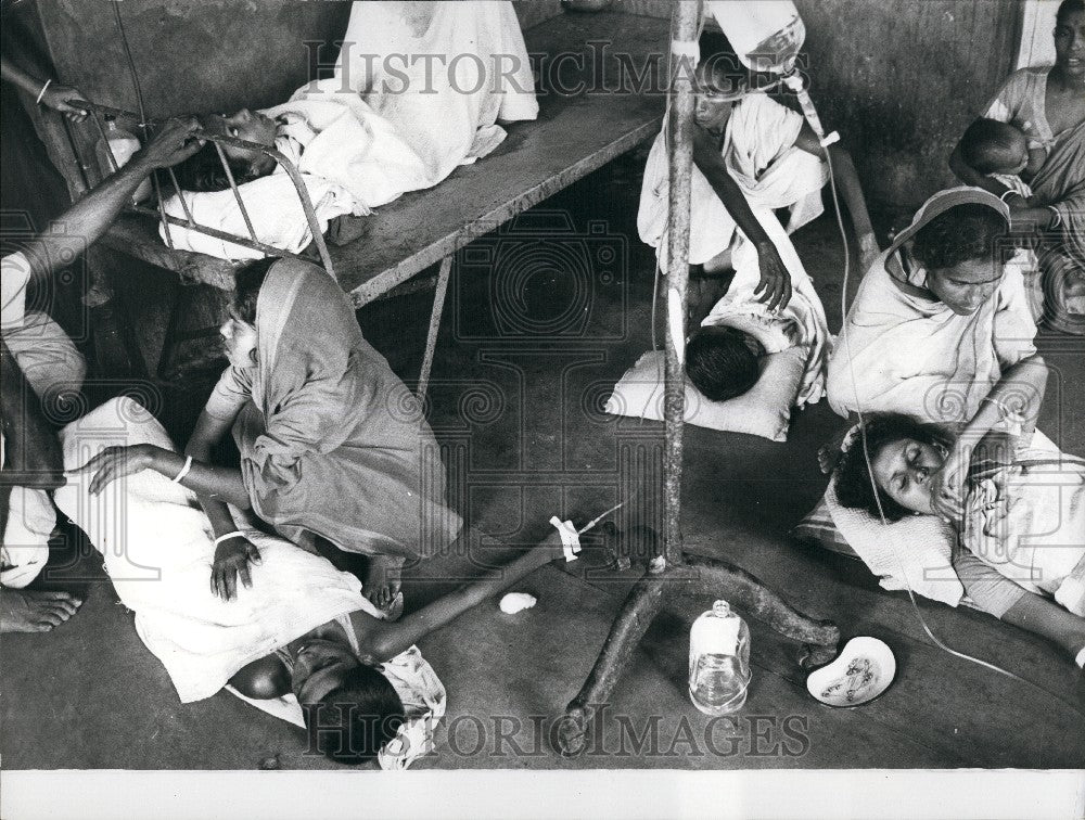 1973 Press Photo Refugees In Overcrowded Hospitals In The Bengal Border Area - Historic Images