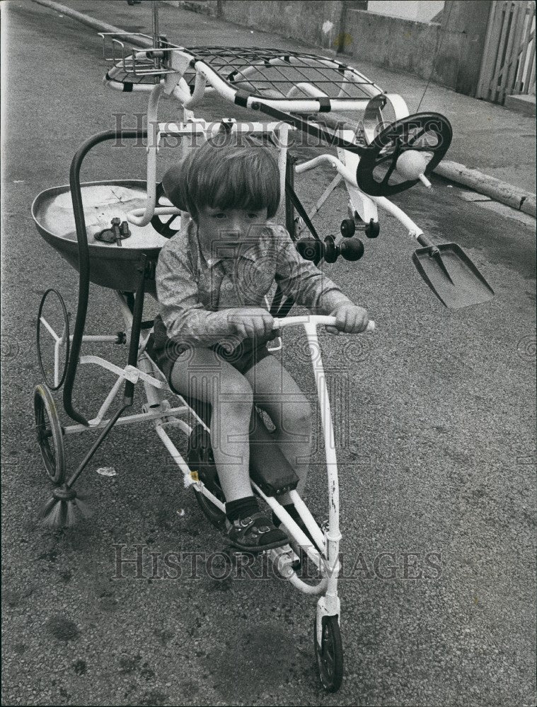 Press Photo Christopher Fairhurst At The Controls Of His Machine - Historic Images