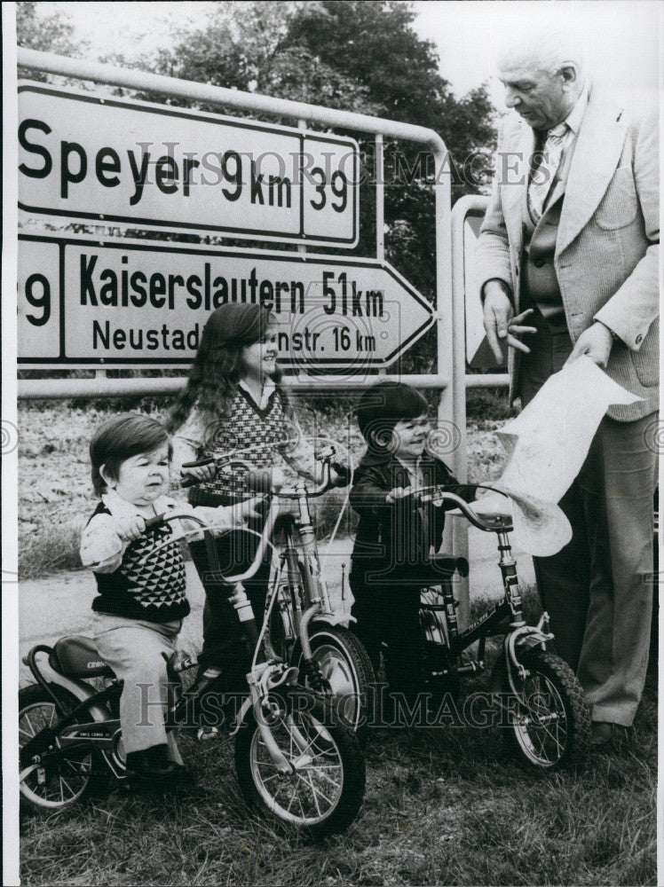 Press Photo West Germany Suleyman Eris Sanye Ibrahim On Bikes - KSG04367 - Historic Images