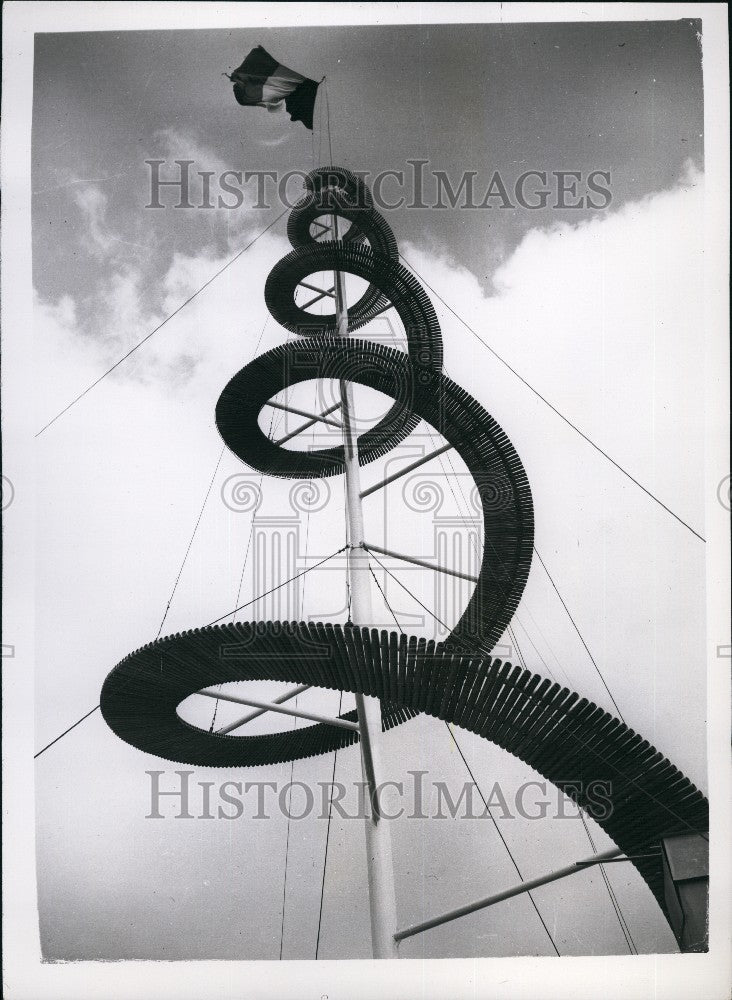 1958 Press Photo Belgian Spiral Mast Holding The National Flag - Historic Images