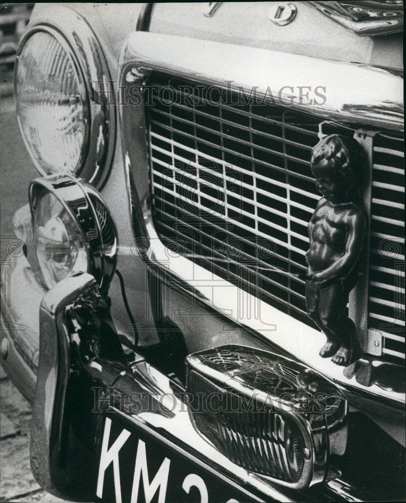 1968, The plastic model of the Manniken Pis is seen in action - Historic Images