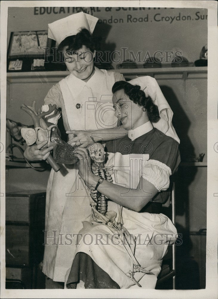 1952 Press Photo Joan Snaith & Olive Glover looking at a plastic heart - Historic Images
