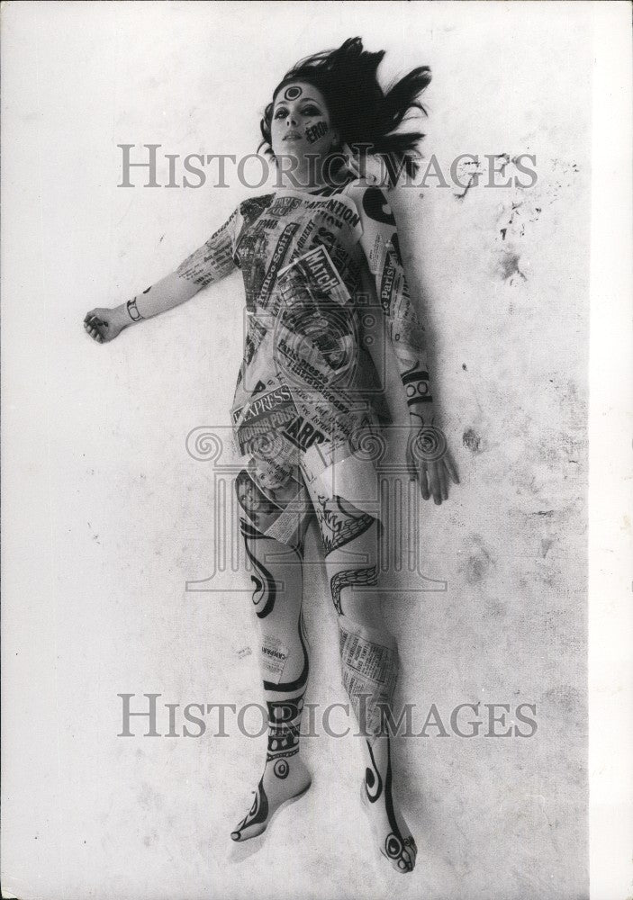 1967 Press Photo Anne Bosshart Clothed In Psychedelic Fashion - KSG05059 - Historic Images