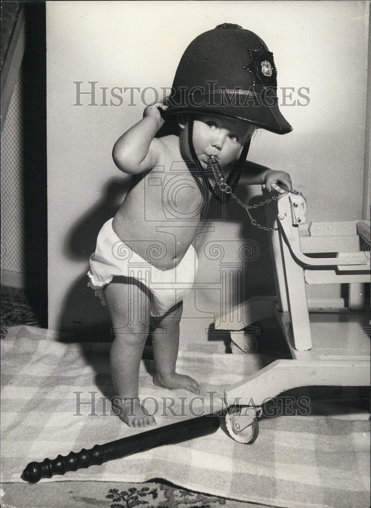 Press Photo Gina Allison Dulie Of Illford Essex Child Infant - KSG05361-Historic Images