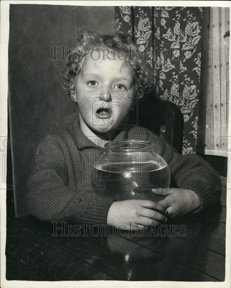 Press Photo Five years lf Lesley Walker Swallowed Goldfish - KSG05395 - Historic Images