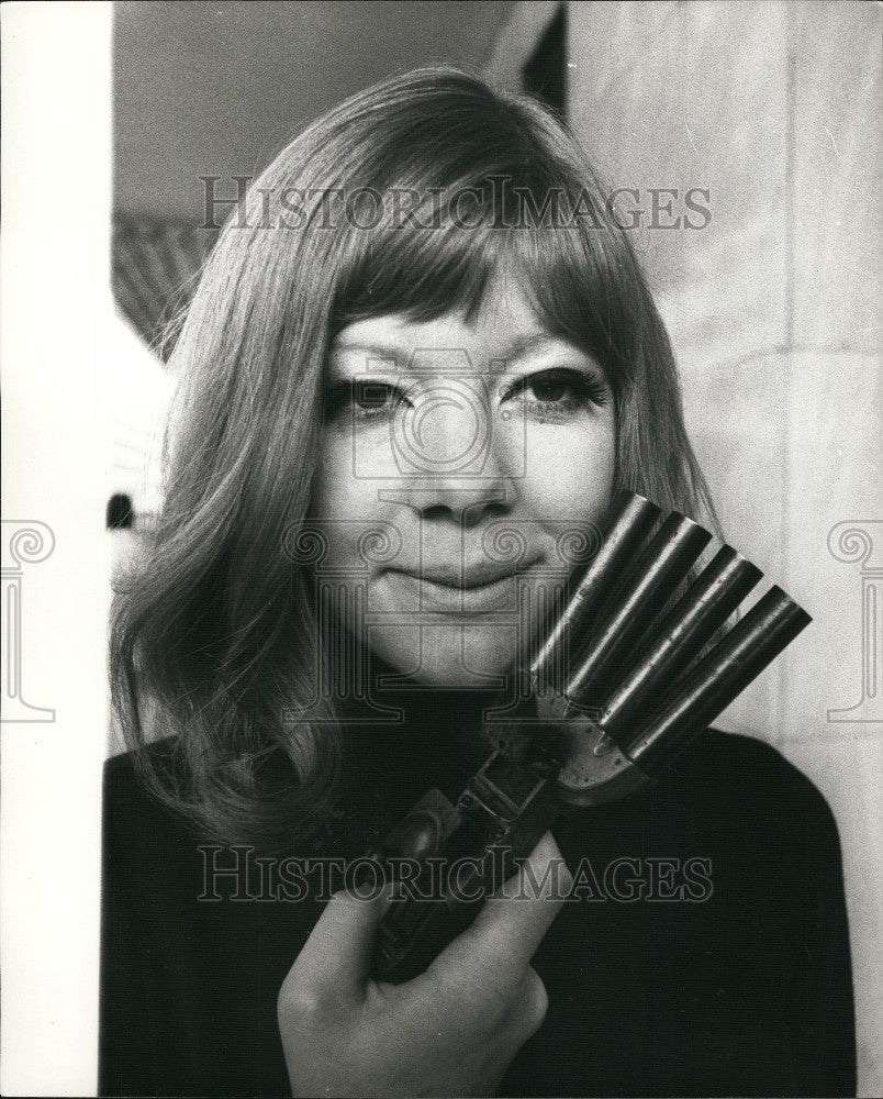 1970 Press Photo Penny Burgess  barreled Ducksfoot pistol - Historic Images