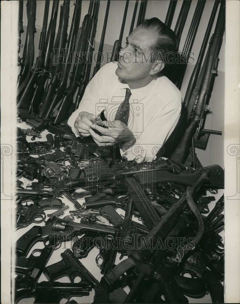 1965 London 449 weapons amnesty irearms expert Douglas Gomez - Historic Images