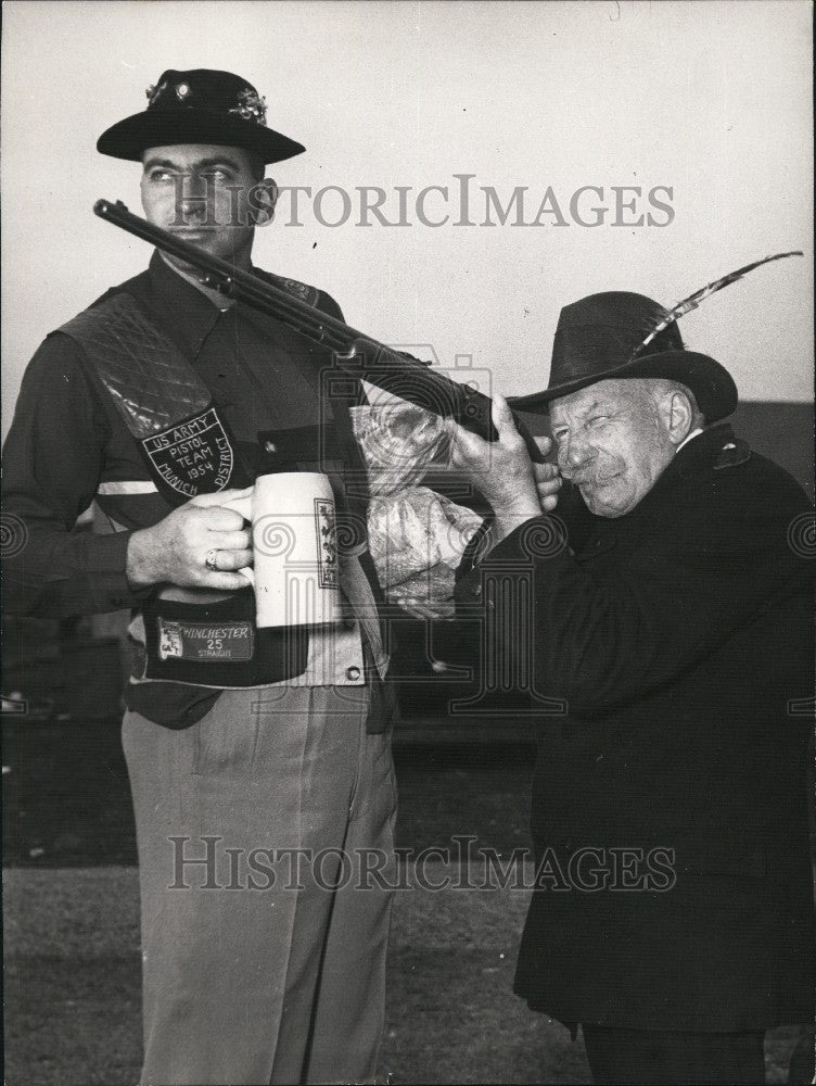 1954 Press Photo Jakob Reitmeier German rifle-man M/Sgt. George Furgeson - Historic Images