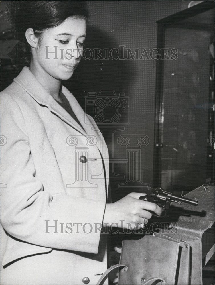 1966 Press Photo "Gas Gun: for Women in Paris - Historic Images