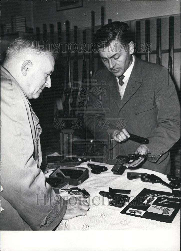 1961 Press Photo Germany Gun Sales 30%% Applicants Refused - Historic Images