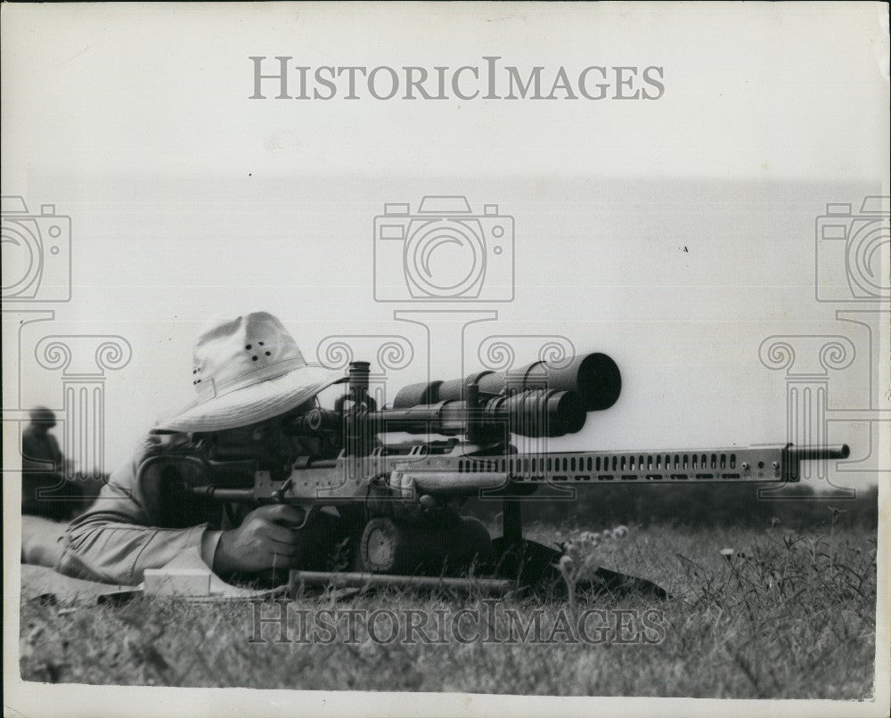 1962 Press Photo Fred Adams of Leek, Stoke and 303 gun - Historic Images