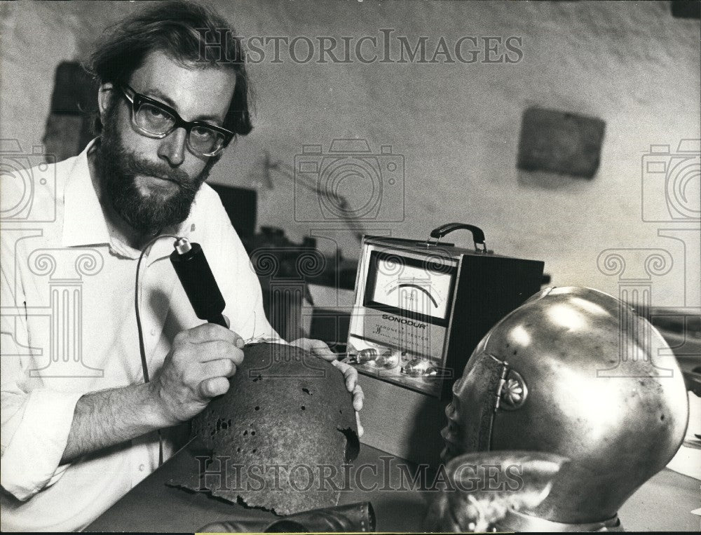 1973 Press Photo Alan Williams and E. Heer from the Swiss Weapons Institute - Historic Images