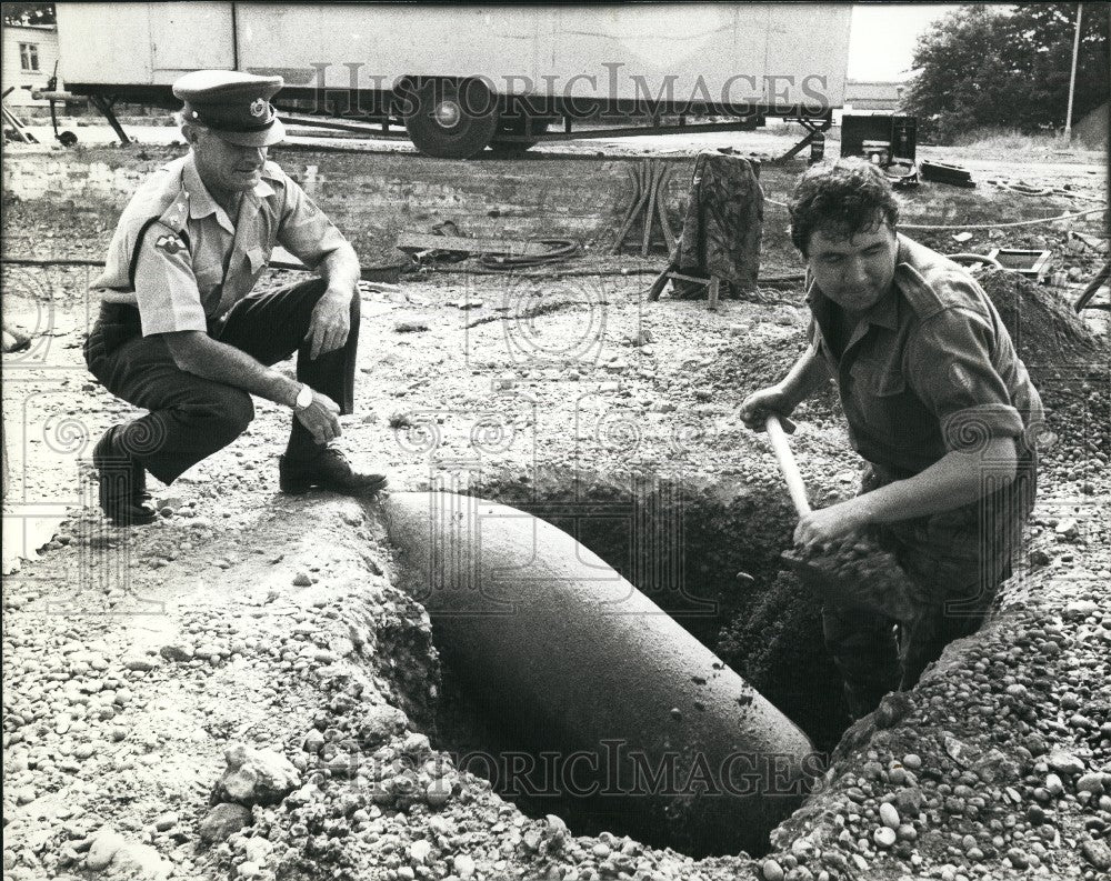 1975 Press Photo Wartime bomb discovered in Bexleyheath Captain John Dickson - Historic Images