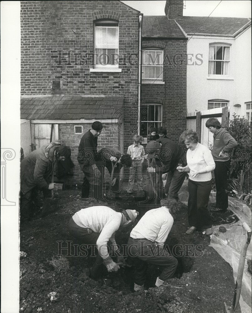 1974 Press Photo Wartime German fighter dug up Gladys Hattersley - Historic Images