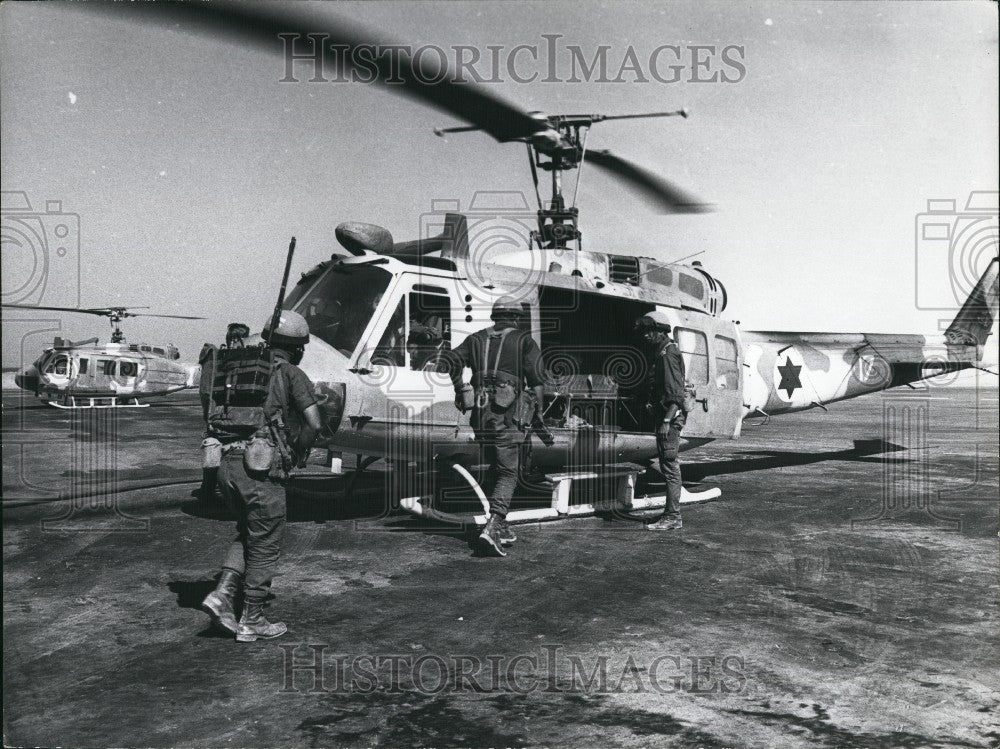 Press Photo Sodiers load onto a helicopter - Historic Images
