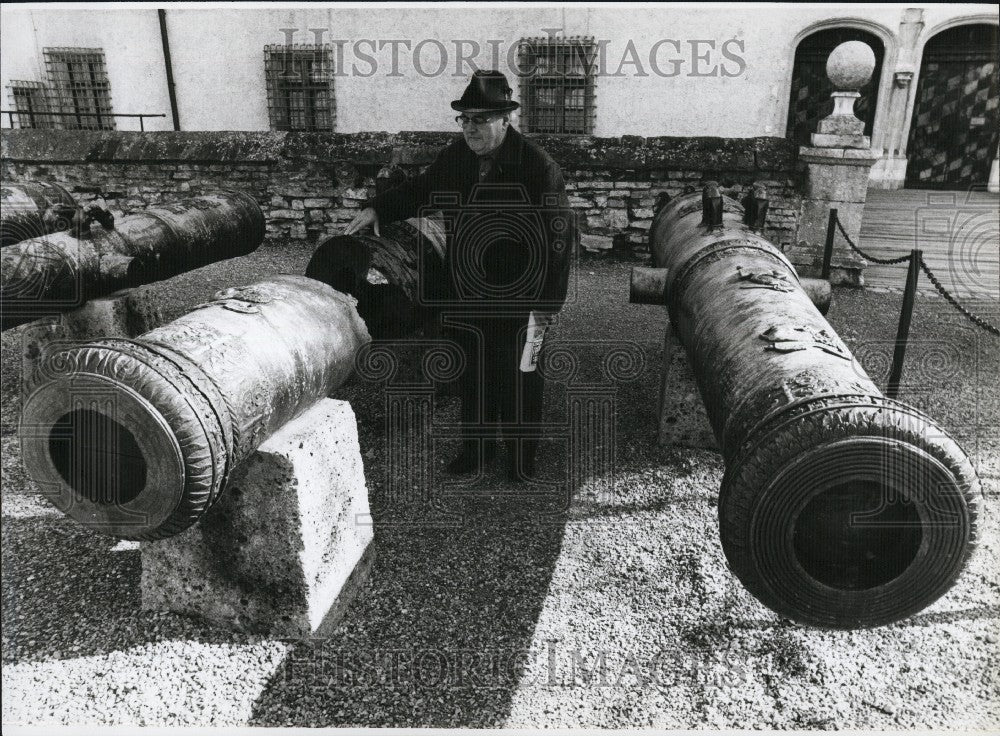 Press Photo  Bavarian Army-Museum  canons fire salute - Historic Images