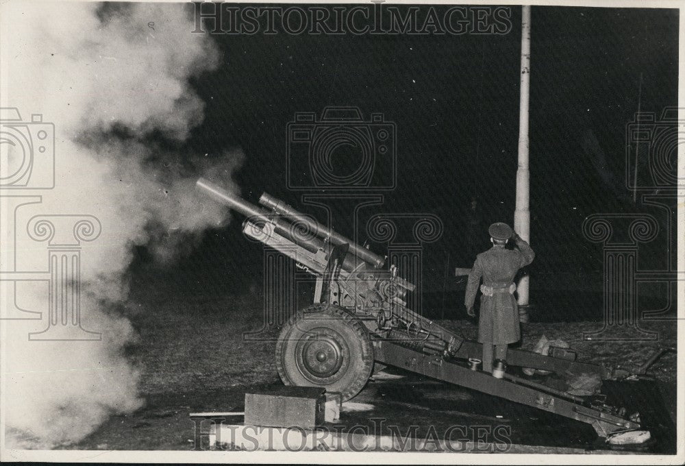 1949, German Cannon Firing - Frankfurt am Main. - KSG06813 - Historic Images