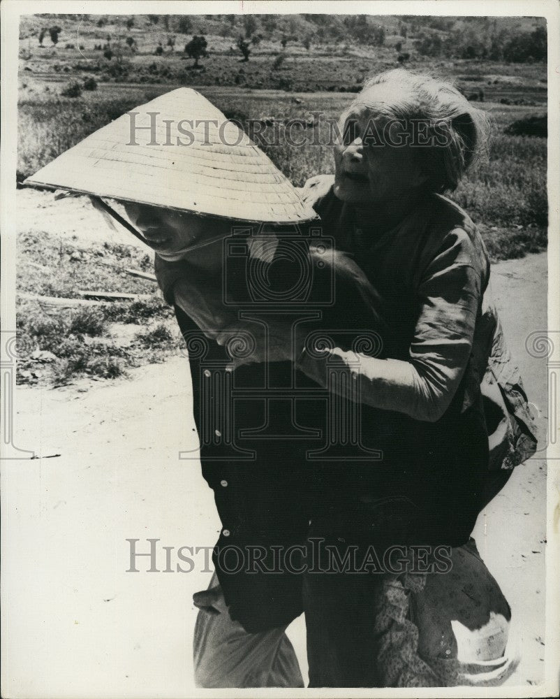 1962, Vietnamese Woman Wounded in Fighting at An Hoa - KSG06963 - Historic Images