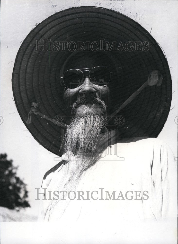 Press Photo Old Scholar Gives a Glimpse into the Modern through his Sunglasses - Historic Images