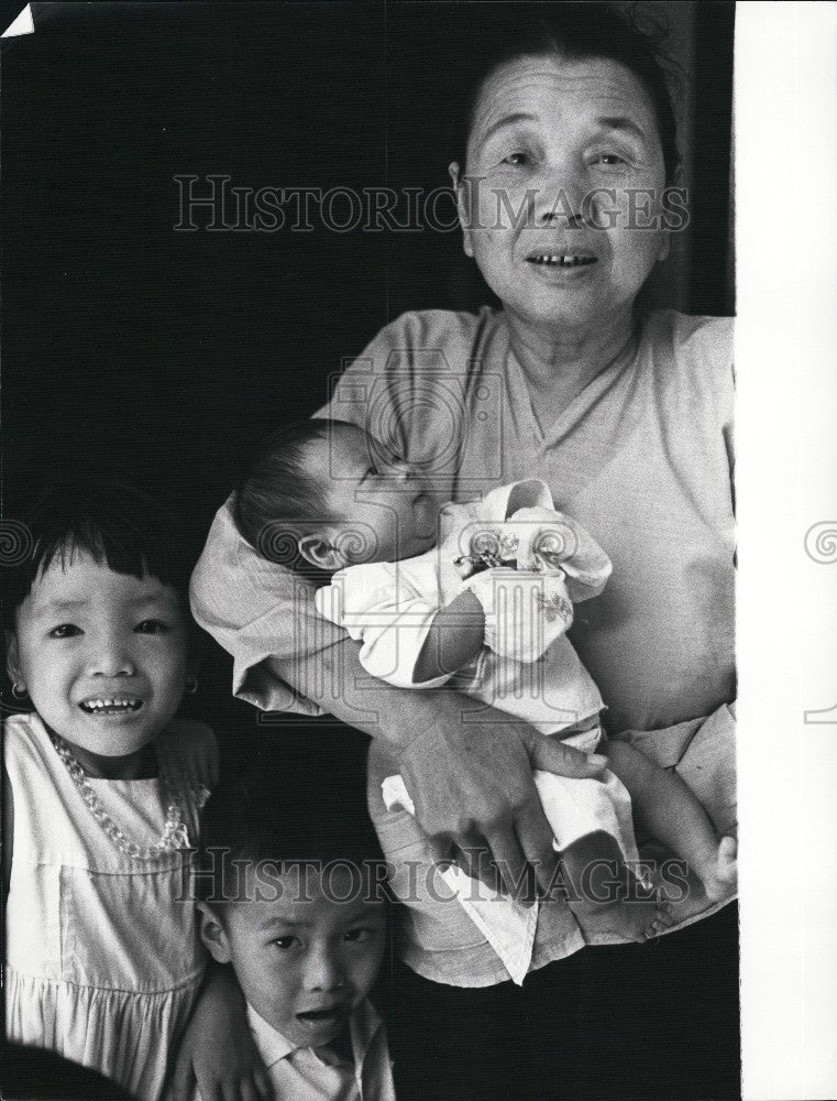 1973, Vietnamese mother and children Nha Trang - KSG07019 - Historic Images