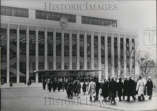 1961 Press Photo Communist Party Representatives Arrive to New Soviet Building - Historic Images
