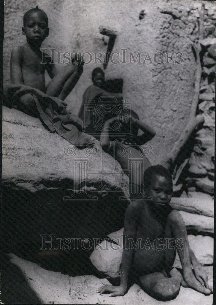 Press Photo stranger visits the village the children study his every movemen - Historic Images