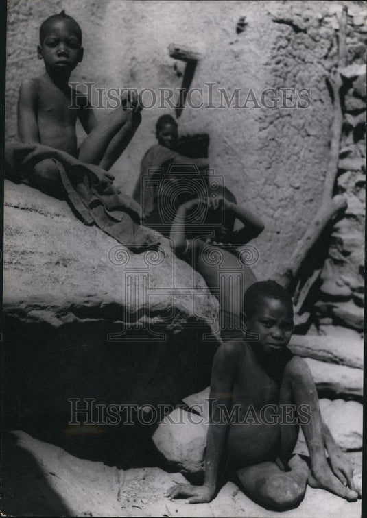 Press Photo stranger visits the village the children study his every movemen - Historic Images