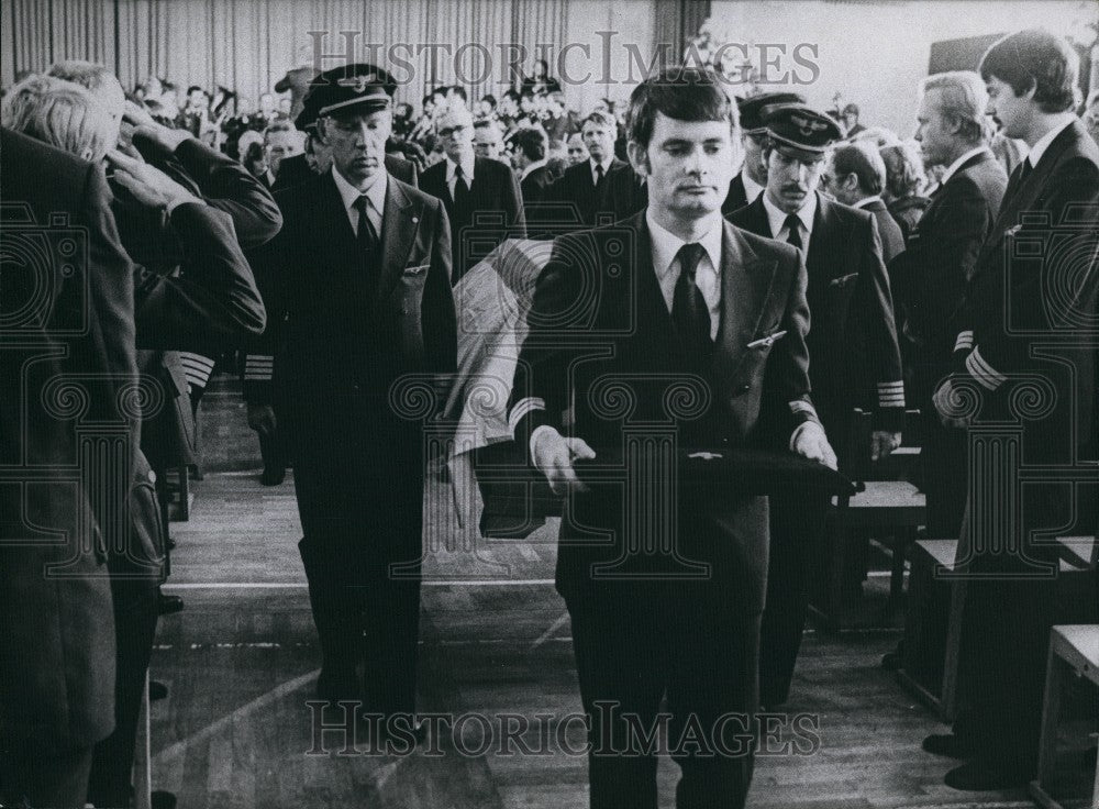 Press Photo Juergen Victor  co-pilot of the Boeing 737 - Historic Images