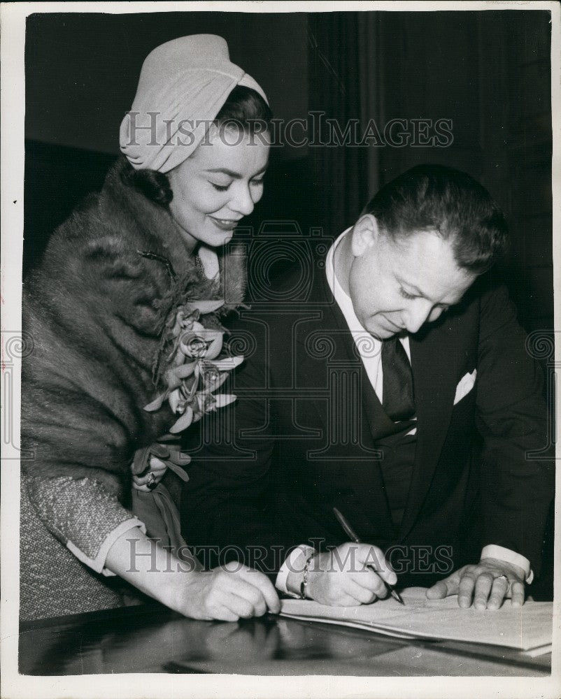 1960 Press Photo Anne Heywood, Producer Raymond Stross - KSG08701 - Historic Images