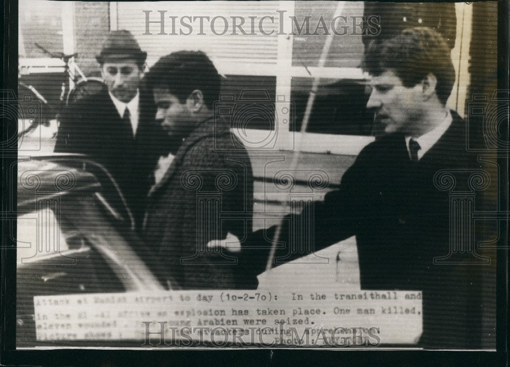 Press Photo Men Escorting Another Into Car - KSG10033 - Historic Images