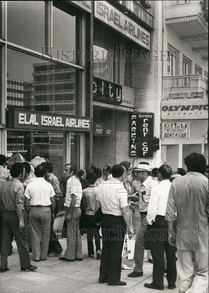 1973 Press Photo Crowd In Front Of Airline Terminal - Historic Images
