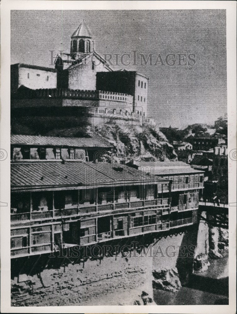 Press Photo Buildings On Cliff Face With Canal - Historic Images