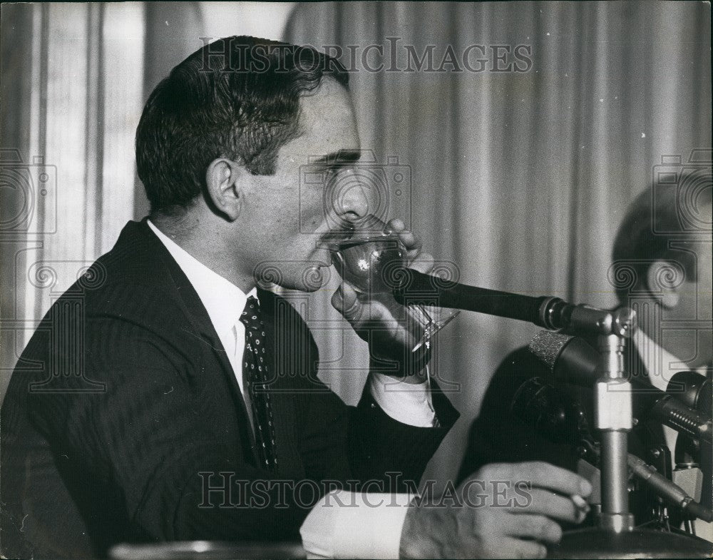 1968 King Hussein Jordan Drinks Water Press Conference London - Historic Images
