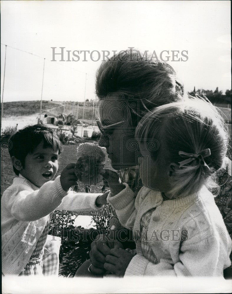 Press Photo King Hussein of Jordan relaxes with his wife - KSG10747 - Historic Images