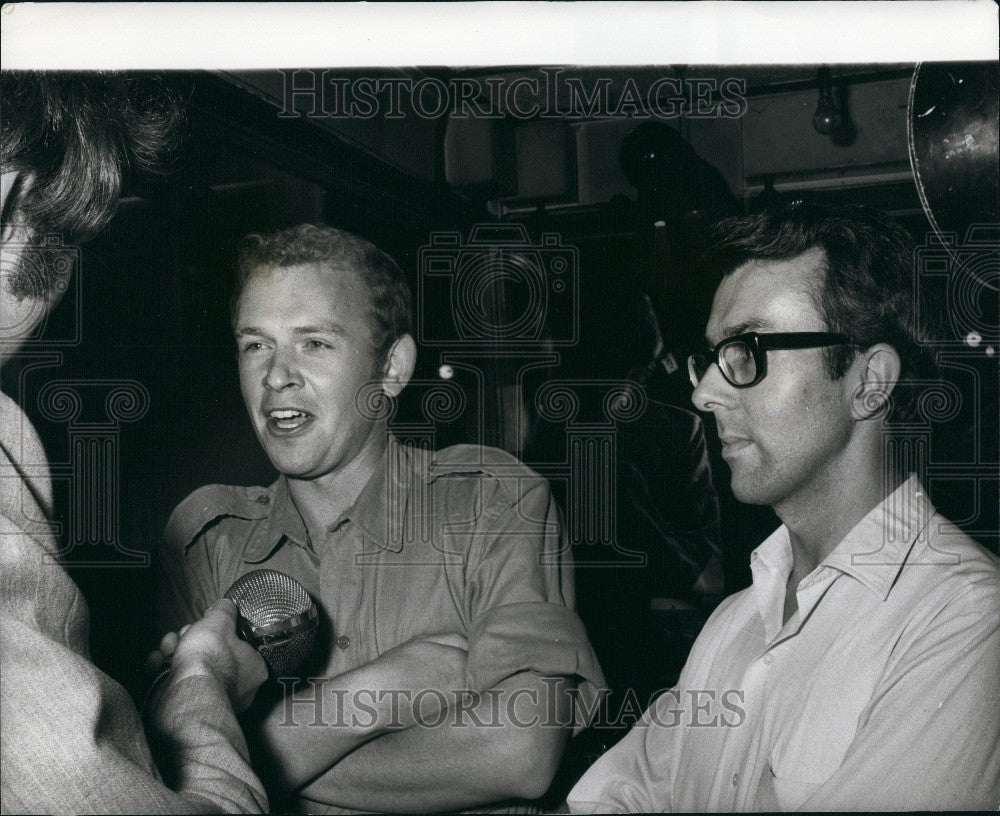 1970 Press Photo Hijacked Brits arrived back home after being rescued by Jordani - Historic Images