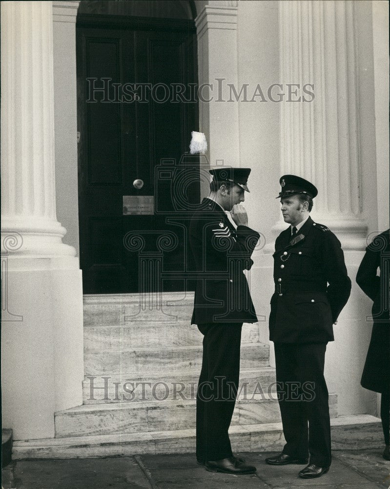 1971 Press Photo Police at the Jordan Embassy in London - Historic Images