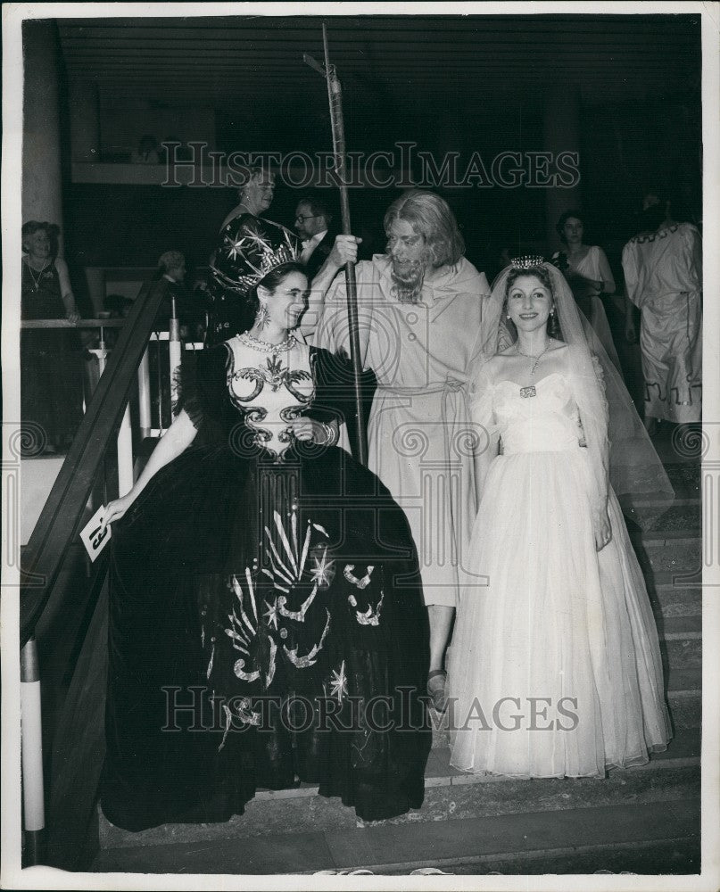 1954 Press Photo Earl/Countess Of Harewood In Opera Ball -Royal Festival Hall - Historic Images