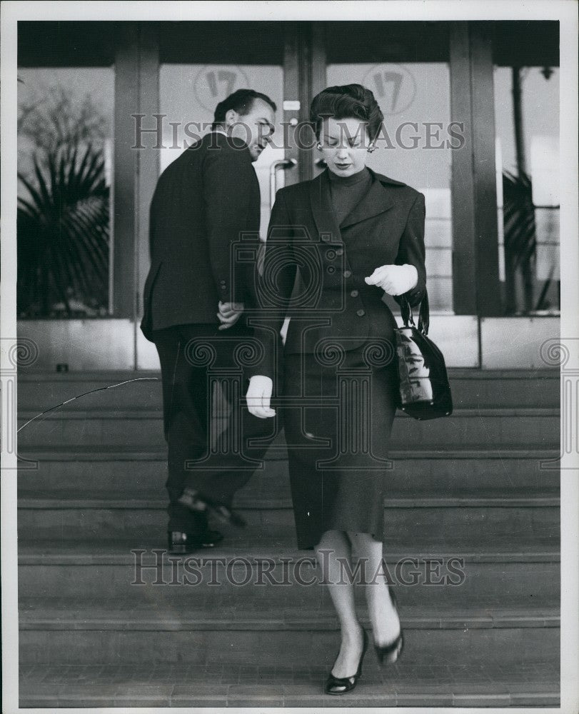 1956 Press Photo Patricia (Bambi) Tuckwell Leaving a Sydney Hotel - KSG11719 - Historic Images