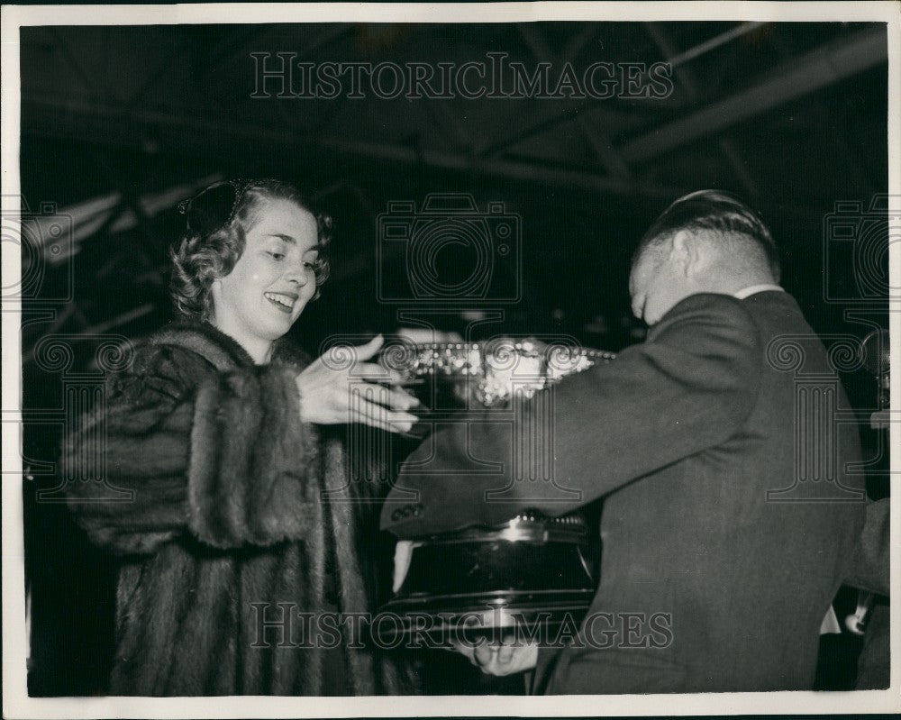 1953 Press Photo Countess Dalkeith Presents Trophy- Ryl Caledonian Horticultural - Historic Images